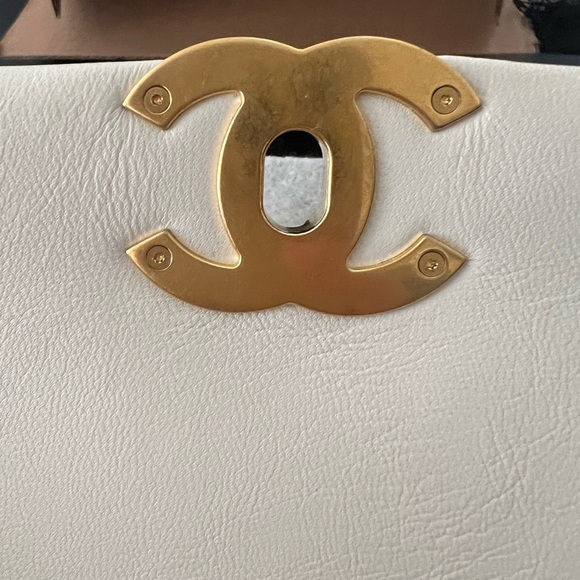 CHANEL 19 WHITE BNIB SIZE SMALL - Picture 7 of 10